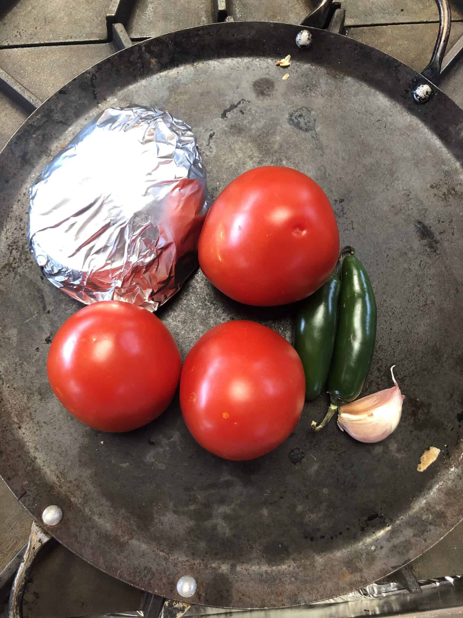 Ingredients for red salsa molcajeteada